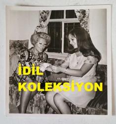 DİCLEHAN BABAN ve YEŞİLÇAM'IN YILDIZI HÜLYA KOÇYİĞİT'İN ORİJİNAL FOTOĞRAFI  - 12 x 11 cm EBADINDA - HÜLYA KOÇYİĞİT, FİLM SETİ ARASINDA ÇOCUĞUNA YÜN ÖRDÜĞÜ ANLARDA DİCLEHAN BABAN'LA KONUŞURKEN ÇEKİLMİŞ NET KALİTEDE BİR FOTOĞRAF