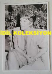 YEŞİLÇAM'IN YILDIZI HÜLYA KOÇYİĞİT'İN ORİJİNAL FOTOĞRAFI  - 18 x 12 cm EBADINDA - HÜLYA KOÇYİĞİT SANDALYEDE OTURUP KONUŞURKEN ÇEKİLMİŞ BİR KARE