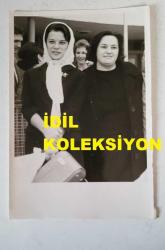 YEŞİLÇAM'IN YILDIZI HÜLYA KOÇYİĞİT'İN ORİJİNAL FOTOĞRAFI  - 18 x 12 cm EBADINDA - HÜLYA KOÇYİĞİT BEYAZ BAŞÖRTÜSÜYLE AYAKTA BEKLERKEN ÇEKİLMİŞ BİR KARE. 1960'LAR