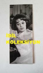 YEŞİLÇAM'IN YILDIZI HÜLYA KOÇYİĞİT'İN ORİJİNAL FOTOĞRAFI  - 18 x 7 cm EBADINDA - HÜLYA KOÇYİĞİT 1960'LARDA BİR YEŞİLÇAM FİLMİ SAHNESİNDE