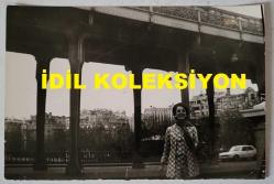 YEŞİLÇAM'IN YILDIZI HÜLYA KOÇYİĞİT'İN ORİJİNAL FOTOĞRAFI  - 18 x 12 cm EBADINDA - HÜLYA KOÇYİĞİT KÖPRÜNÜN ALTINDA GÜLÜMSEYEREK POZ VERİRKEN ÇEKİLMİŞ BİR KARE