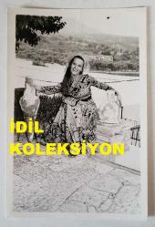 YEŞİLÇAM'IN YILDIZI HÜLYA KOÇYİĞİT'İN ORİJİNAL FOTOĞRAFI  - 18 x 12 cm EBADINDA - HÜLYA KOÇYİĞİT GÜZEL BİR MANZARA ÖNÜNDE GÜLÜMSEYEREK POZ VERİRKEN ÇEKİLMİŞ NET KALİTEDE BİR FOTOĞRAF