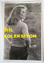 YEŞİLÇAM'IN YILDIZI HÜLYA KOÇYİĞİT'İN ORİJİNAL FOTOĞRAFI  - 18 x 12 cm EBADINDA - HÜLYA KOÇYİĞİT AYAKTA DURURKEN ÇEKİLMİŞ ÇOK GÜZEL BİR POZ (ÜNSAL BOZKURT)