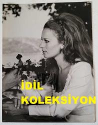 YEŞİLÇAM'IN YILDIZI HÜLYA KOÇYİĞİT'İN ORİJİNAL FOTOĞRAFI  - 18 x 13,5 cm EBADINDA - HÜLYA KOÇYİĞİT ''SENEDE BİR GÜN (1971)'' FİLMİ SETİNDEYKEN ÇEKİLMİŞ ÇOK NET KALİTEDE BİR FOTOĞRAF. ARZU FİLM