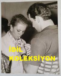 YEŞİLÇAM'IN YILDIZI HÜLYA KOÇYİĞİT'İN ORİJİNAL FOTOĞRAFI  - 16 x 12,5 cm EBADINDA - HÜLYA KOÇYİĞİT SİGARASINI EŞİ SELİM SOYDAN'A YAKTIRIRKEN ÇEKİLMİŞ BİR KARE