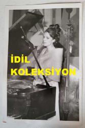 YEŞİLÇAM'IN YILDIZI HÜLYA KOÇYİĞİT'İN ORİJİNAL FOTOĞRAFI  - 18 x 12 cm EBADINDA - HÜLYA KOÇYİĞİT ŞARKI OKURKEN ÇEKİLMİŞ BİR KARE