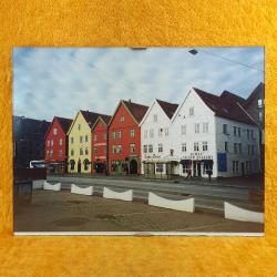 VINTAGE ORJİNAL ÇERÇEVESİNDE NORVEÇ ŞEHİR MANZARASI EVLER TEMALI 18 x 24 cm RENKLİ HATIRA FOTOĞRAF