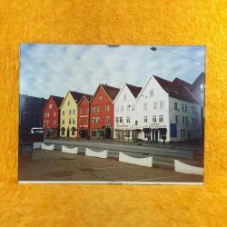 VINTAGE ORJİNAL ÇERÇEVESİNDE NORVEÇ ŞEHİR MANZARASI EVLER TEMALI 18 x 24 cm RENKLİ HATIRA FOTOĞRAF