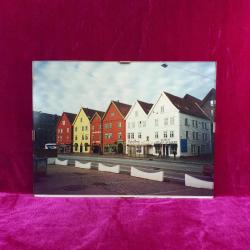 VINTAGE ORJİNAL ÇERÇEVESİNDE NORVEÇ ŞEHİR MANZARASI EVLER TEMALI 18 x 24 cm RENKLİ HATIRA FOTOĞRAF