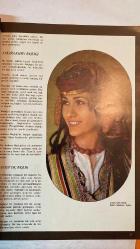 SANAT DÜNYAMIZ, YAPI VE KREDİ BANKASININ BİR KÜLTÜR HİZMETİ DERGİSİ - MAYIS 1976 SAYI: 7 - PREFACE - TÜRK KADIN BAŞLIKLARI - TÜRK İSLÂM PLASTİK SANATLARININ ESTETİĞİ - KLASİK TÜRK MİNYATÜR RESİMLERİNİN ÖNCÜLERİ - YOZGAT'TA RESİMLİ BİR CAMİİ VE BİR EV - İZMİR ARKEOLOJİ MÜZESİ - ÇAĞDAŞ SANATIMIZIN TEMSİLCİLERİ - ÖLÜMSÜZ SİNAN SABİHA TANSUĞ - SUUT KEMAL YETKİN - ZERRİN AKALAY - RÜÇHAN ARIK - MUSA BARAN - CEMAL TOLLU - NURULLAH BERK - SAMİ GÜNER - M. OLUŞ ARIK - SADİ ABAÇ - VEDAT NEDİM TÖR - ADAIR MILL - ŞEMSİ GÜNER - AYDIN ERKMEN - GÖNÜL ÖNEY - İLHAN BAŞGÖZ - TAM TAKIM EKSİKSİZ 48 SAYFA