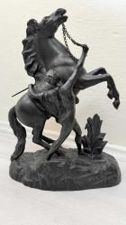 FIRANSIZ DAMGALI AT EĞİTMENİ AT HEYKELİ