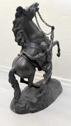 FIRANSIZ DAMGALI AT EĞİTMENİ AT HEYKELİ