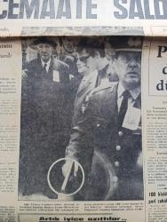 Cumhuriyet Gazetesi - Turkish Newspaper - 4 Mayıs 1969 - Es geçilen olay yazan Nadir Nadi Başmakale - İmran Öktem'in cenazesinden intikam almak istediler fotoğraf - eli sopalı yobazlar cemaate saldırdı - cenazede CHP genel başkanı İsmet inönü'yü ezilmekten kurtarmak tuğgeneral Nabi Alpartun tabancasını çekti fotoğraf - cenazede Cihat çağrıları fotoğraf - cenazede Moskova'ya Moskova'ya diye bağırdılar - ne olmuş bu Londra'ya yazan Doğan Nadi - Sıfıra sıfır elde sıfır yazan İlhan Selçuk - Vehbi Koç ortak pazara hazırlama konusunun önemine değindi - Yuman buzdolapları - İmran Öktem'in cenazesinde Başbakan Süleyman Demirel'in çelengi - Molnar Fenerbahçe'ye oyuncu getirecek - kim gülecek Galatasaray mı Eskişehir mi - Vefa 2 Bursaspor 0 - Metin Oktay İzmir bana yarar dedi fotoğraf - at yarışları tahmini - Türkiye voleybol ligi kuruluyor - Yeni kurulacak voleybol ligi'nin İddialı takımı Fenerbahçe - Galatasaray antrenörü Kaloperoviç şampiyon olursak Galatasaray'da kalırım dedi - atletizm