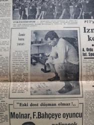 Cumhuriyet Gazetesi - Turkish Newspaper - 4 Mayıs 1969 - Es geçilen olay yazan Nadir Nadi Başmakale - İmran Öktem'in cenazesinden intikam almak istediler fotoğraf - eli sopalı yobazlar cemaate saldırdı - cenazede CHP genel başkanı İsmet inönü'yü ezilmekten kurtarmak tuğgeneral Nabi Alpartun tabancasını çekti fotoğraf - cenazede Cihat çağrıları fotoğraf - cenazede Moskova'ya Moskova'ya diye bağırdılar - ne olmuş bu Londra'ya yazan Doğan Nadi - Sıfıra sıfır elde sıfır yazan İlhan Selçuk - Vehbi Koç ortak pazara hazırlama konusunun önemine değindi - Yuman buzdolapları - İmran Öktem'in cenazesinde Başbakan Süleyman Demirel'in çelengi - Molnar Fenerbahçe'ye oyuncu getirecek - kim gülecek Galatasaray mı Eskişehir mi - Vefa 2 Bursaspor 0 - Metin Oktay İzmir bana yarar dedi fotoğraf - at yarışları tahmini - Türkiye voleybol ligi kuruluyor - Yeni kurulacak voleybol ligi'nin İddialı takımı Fenerbahçe - Galatasaray antrenörü Kaloperoviç şampiyon olursak Galatasaray'da kalırım dedi - atletizm