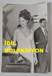 YEŞİLÇAM'IN YILDIZI HÜLYA KOÇYİĞİT'İN ORİJİNAL FOTOĞRAFI  - 18 x 12 cm EBADINDA - HÜLYA KOÇYİĞİT BİR KUTLAMADA BEYAZ ŞIK ELBİSESİ İÇİNDE GÜLÜMSERKEN ÇEKİLMİŞ BİR KARE