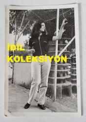 YEŞİLÇAM'IN YILDIZI HÜLYA KOÇYİĞİT'İN ORİJİNAL FOTOĞRAFI  - 18 x 12 cm EBADINDA - HÜLYA KOÇYİĞİT KUŞ KAFESLERİNİN ÖNÜNDE GÜLÜMSEYEREK POZ VERİRKEN ÇEKİLMİŞ BİR KARE