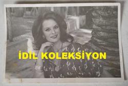 YEŞİLÇAM'IN YILDIZI HÜLYA KOÇYİĞİT'İN ORİJİNAL FOTOĞRAFI  - 18 x 12 cm EBADINDA - HÜLYA KOÇYİĞİT ÇİÇEK DESENLİ ŞIK ELBİSESİ İÇİNDE KADRAJA GÜLÜMSEYEREK POZ VERİRKEN ÇEKİLMİŞ GÜZEL BİR KARE