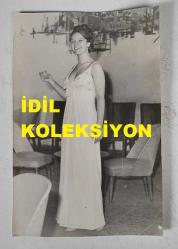 YEŞİLÇAM'IN YILDIZI HÜLYA KOÇYİĞİT'İN ORİJİNAL FOTOĞRAFI  - 18 x 12 cm EBADINDA - HÜLYA KOÇYİĞİT BEYAZ ŞIK ELBİSESİ İÇİNDE AYAKTA GÜLÜMSERKEN ÇEKİLMİŞ BİR KARE