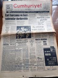 Cumhuriyet Gazetesi - Turkish Newspaper - 21 Aralık 1968 - bilmece gibi yazan Ecvet Güresin Başmakale - cari harcama ve bazı yatırımlar durduruldu - bakanlar kurulunun kararı defterdarlara telefonla bildirildi - İstanbul Türkiye İşçi Partisi merkezi işgal edildi - ay yolculuğu bugün başlıyor - James Lovell Frank Borman ve William Anders ay'ın etrafında dolaştıktan sonra tekrar dünyaya dönerek ay yolunu açacaklar fotoğraf - sahillerin yağma edilmesi önlenecek - Türk bilim adamı Uğur Ersoy madalya kazandı - İsmet İnönü temasların bir sınıra bağlı değildir dedi - Kıbrıs'ta mücahitlere alarm verildi - sevgilisine mektup götürmek için posta aracını çaldı - Kivi enerji kaynağı dost ve müşterilerinin şeker bayramını tebrik eder - bayramda hava nasıl olacak yazan Profesör Doktor Ümran E. Çölaşan - vergili devlette zamlı bayram yazan İlhan Selçuk - Türk Ticaret Bankası Sayın halkımızın şeker bayramını kutlar - Yapı ve Kredi Bankası bayramın üçüncü gününde normal mesaiye başlayacak -