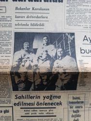 Cumhuriyet Gazetesi - Turkish Newspaper - 21 Aralık 1968 - bilmece gibi yazan Ecvet Güresin Başmakale - cari harcama ve bazı yatırımlar durduruldu - bakanlar kurulunun kararı defterdarlara telefonla bildirildi - İstanbul Türkiye İşçi Partisi merkezi işgal edildi - ay yolculuğu bugün başlıyor - James Lovell Frank Borman ve William Anders ay'ın etrafında dolaştıktan sonra tekrar dünyaya dönerek ay yolunu açacaklar fotoğraf - sahillerin yağma edilmesi önlenecek - Türk bilim adamı Uğur Ersoy madalya kazandı - İsmet İnönü temasların bir sınıra bağlı değildir dedi - Kıbrıs'ta mücahitlere alarm verildi - sevgilisine mektup götürmek için posta aracını çaldı - Kivi enerji kaynağı dost ve müşterilerinin şeker bayramını tebrik eder - bayramda hava nasıl olacak yazan Profesör Doktor Ümran E. Çölaşan - vergili devlette zamlı bayram yazan İlhan Selçuk - Türk Ticaret Bankası Sayın halkımızın şeker bayramını kutlar - Yapı ve Kredi Bankası bayramın üçüncü gününde normal mesaiye başlayacak -