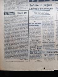 Cumhuriyet Gazetesi - Turkish Newspaper - 21 Aralık 1968 - bilmece gibi yazan Ecvet Güresin Başmakale - cari harcama ve bazı yatırımlar durduruldu - bakanlar kurulunun kararı defterdarlara telefonla bildirildi - İstanbul Türkiye İşçi Partisi merkezi işgal edildi - ay yolculuğu bugün başlıyor - James Lovell Frank Borman ve William Anders ay'ın etrafında dolaştıktan sonra tekrar dünyaya dönerek ay yolunu açacaklar fotoğraf - sahillerin yağma edilmesi önlenecek - Türk bilim adamı Uğur Ersoy madalya kazandı - İsmet İnönü temasların bir sınıra bağlı değildir dedi - Kıbrıs'ta mücahitlere alarm verildi - sevgilisine mektup götürmek için posta aracını çaldı - Kivi enerji kaynağı dost ve müşterilerinin şeker bayramını tebrik eder - bayramda hava nasıl olacak yazan Profesör Doktor Ümran E. Çölaşan - vergili devlette zamlı bayram yazan İlhan Selçuk - Türk Ticaret Bankası Sayın halkımızın şeker bayramını kutlar - Yapı ve Kredi Bankası bayramın üçüncü gününde normal mesaiye başlayacak -