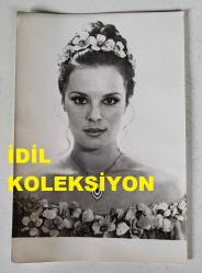 YEŞİLÇAM'IN YILDIZI HÜLYA KOÇYİĞİT'İN ORİJİNAL FOTOĞRAFI  - 18 x 12 cm EBADINDA - HÜLYA KOÇYİĞİT ÇİÇEK DESENLİ ELBİSESİ ve TOKASIYLA KADRAJA POZ VERİRKEN ÇEKİLMİŞ BİR KARE