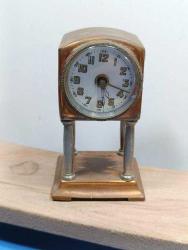 MS10----ARIZALI TAKILARAK ÇALIŞIYOR CAMINDA ÇATLAK VAR AYAKLI DEKORLUK MASA SAATİ