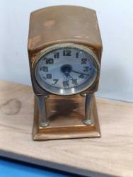 MS10----ARIZALI TAKILARAK ÇALIŞIYOR CAMINDA ÇATLAK VAR AYAKLI DEKORLUK MASA SAATİ