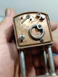 MS10----ARIZALI TAKILARAK ÇALIŞIYOR CAMINDA ÇATLAK VAR AYAKLI DEKORLUK MASA SAATİ