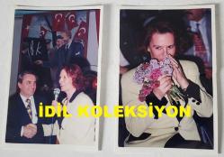 YEŞİLÇAM'IN YILDIZI HÜLYA KOÇYİĞİT'İN ORİJİNAL 2'Lİ FOTOĞRAF SETİ  - 12,5 x 8,5 cm EBADINDA - HÜLYA KOÇYİĞİT KATILDIĞI BİR ETKİNLİKTE KONUŞMA YAPIP SONRASINDA KENDİSİNE VERİLEN ÇİÇEKLERİ KOKLARKEN ÇEKİLMİŞ 2 FARKLI KARE