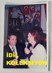 YEŞİLÇAM'IN YILDIZI HÜLYA KOÇYİĞİT'İN ORİJİNAL 2'Lİ FOTOĞRAF SETİ  - 12,5 x 8,5 cm EBADINDA - HÜLYA KOÇYİĞİT KATILDIĞI BİR ETKİNLİKTE KONUŞMA YAPIP SONRASINDA KENDİSİNE VERİLEN ÇİÇEKLERİ KOKLARKEN ÇEKİLMİŞ 2 FARKLI KARE