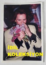YEŞİLÇAM'IN YILDIZI HÜLYA KOÇYİĞİT'İN ORİJİNAL 2'Lİ FOTOĞRAF SETİ  - 12,5 x 8,5 cm EBADINDA - HÜLYA KOÇYİĞİT KATILDIĞI BİR ETKİNLİKTE KONUŞMA YAPIP SONRASINDA KENDİSİNE VERİLEN ÇİÇEKLERİ KOKLARKEN ÇEKİLMİŞ 2 FARKLI KARE