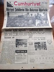 Cumhuriyet Gazetesi - Turkish Newspaper - 10 Haziran 1960 - unutulmaz gün yazan Nadir Nadi Başmakale - Hürriyet şehitlerini Dün Ankara'ya uğradık fotoğraf - Hürriyet şehitleri beyazıt'tan geçerken gözyaşı döken insanlar fotoğraf - yeni geçici açıklanmak üzere - Yıldız Teknik okulu'nda Dün bir protesto mitingi yapıldı fotoğraf - İETT'nin dağıttığı 835 paso iptal edildi - Şehit Ali İhsan Kalmaz'ın yazdığı şiir - Ankara Üniversitesi açıldı fotoğraf - Kore tugayı bir bölüğe indiriliyor - dümensiz gemi yazan Rikkat Köknar Yazı Dizisi - hayret ve dehşet yazan Burhan Felek - Nixon Rockfeller mücadelesi büyüdü - İstanbul radyosu programı - aktör Vedat Karaokçu vefat etti - bütün İstanbul Hürriyet şehitleri için ağladı fotoğraflar - şehitlerimizin naaşları Kadıköy'e geçirilmek üzere donanmamıza teslim ediliyor fotoğraf - bacağının kesilmesine rağmen o da arkadaşlarına karşı son vazifesini yapmak için yola çıkmıştı fotoğraf - bu genç şehitlerimiz senin yüz karandır Adnan Menderes pankartı foto