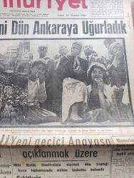 Cumhuriyet Gazetesi - Turkish Newspaper - 10 Haziran 1960 - unutulmaz gün yazan Nadir Nadi Başmakale - Hürriyet şehitlerini Dün Ankara'ya uğradık fotoğraf - Hürriyet şehitleri beyazıt'tan geçerken gözyaşı döken insanlar fotoğraf - yeni geçici açıklanmak üzere - Yıldız Teknik okulu'nda Dün bir protesto mitingi yapıldı fotoğraf - İETT'nin dağıttığı 835 paso iptal edildi - Şehit Ali İhsan Kalmaz'ın yazdığı şiir - Ankara Üniversitesi açıldı fotoğraf - Kore tugayı bir bölüğe indiriliyor - dümensiz gemi yazan Rikkat Köknar Yazı Dizisi - hayret ve dehşet yazan Burhan Felek - Nixon Rockfeller mücadelesi büyüdü - İstanbul radyosu programı - aktör Vedat Karaokçu vefat etti - bütün İstanbul Hürriyet şehitleri için ağladı fotoğraflar - şehitlerimizin naaşları Kadıköy'e geçirilmek üzere donanmamıza teslim ediliyor fotoğraf - bacağının kesilmesine rağmen o da arkadaşlarına karşı son vazifesini yapmak için yola çıkmıştı fotoğraf - bu genç şehitlerimiz senin yüz karandır Adnan Menderes pankartı foto