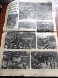 Cumhuriyet Gazetesi - Turkish Newspaper - 10 Haziran 1960 - unutulmaz gün yazan Nadir Nadi Başmakale - Hürriyet şehitlerini Dün Ankara'ya uğradık fotoğraf - Hürriyet şehitleri beyazıt'tan geçerken gözyaşı döken insanlar fotoğraf - yeni geçici açıklanmak üzere - Yıldız Teknik okulu'nda Dün bir protesto mitingi yapıldı fotoğraf - İETT'nin dağıttığı 835 paso iptal edildi - Şehit Ali İhsan Kalmaz'ın yazdığı şiir - Ankara Üniversitesi açıldı fotoğraf - Kore tugayı bir bölüğe indiriliyor - dümensiz gemi yazan Rikkat Köknar Yazı Dizisi - hayret ve dehşet yazan Burhan Felek - Nixon Rockfeller mücadelesi büyüdü - İstanbul radyosu programı - aktör Vedat Karaokçu vefat etti - bütün İstanbul Hürriyet şehitleri için ağladı fotoğraflar - şehitlerimizin naaşları Kadıköy'e geçirilmek üzere donanmamıza teslim ediliyor fotoğraf - bacağının kesilmesine rağmen o da arkadaşlarına karşı son vazifesini yapmak için yola çıkmıştı fotoğraf - bu genç şehitlerimiz senin yüz karandır Adnan Menderes pankartı foto