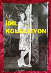 YEŞİLÇAM'IN YILDIZI HÜLYA KOÇYİĞİT'İN ORİJİNAL FOTOĞRAFI  - 18 x 12 cm EBADINDA - HÜLYA KOÇYİĞİT 1960'LARDA FARKLI SAÇ MODELİ ve ŞIK ELBİSESİYLE AYAKTA POZ VERİRKEN ÇEKİLMİŞ NET KALİTEDE BİR FOTOĞRAF