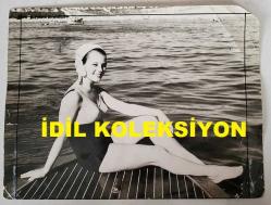YEŞİLÇAM'IN YILDIZI HÜLYA KOÇYİĞİT'İN ORİJİNAL BÜYÜK BOY FOTOĞRAFI  - 24 x 18 cm EBADINDA - HÜLYA KOÇYİĞİT DENİZ KENARINDA MAYOSU İÇİNDE GÜLÜMSEYEREK POZ VERİRKEN ÇEKİLMİŞ BİR KARE