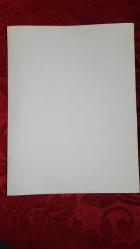 YEŞİLÇAM'IN YILDIZI HÜLYA KOÇYİĞİT'İN ORİJİNAL BÜYÜK BOY FOTOĞRAFI  - 24 x 18 cm EBADINDA - HÜLYA KOÇYİĞİT BEYAZ BAŞÖRTÜSÜ TAKIP PERUKLARIN YANINDA GÜLÜMSEYEREK KADRAJA POZ VERİRKEN ÇEKİLMİŞ BİR KARE