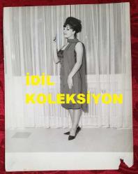 YEŞİLÇAM'IN YILDIZI HÜLYA KOÇYİĞİT'İN ORİJİNAL BÜYÜK BOY FOTOĞRAFI  - 24 x 18 cm EBADINDA - HÜLYA KOÇYİĞİT ŞIK ELBİSESİYLE PENCERENİN YANINDA AYAKTA POZ VERİRKEN ÇEKİLMİŞ BİR KARE. 1960'LAR