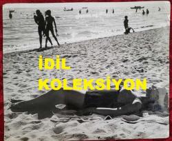 YEŞİLÇAM'IN YILDIZI HÜLYA KOÇYİĞİT'İN ORİJİNAL BÜYÜK BOY FOTOĞRAFI  - 22 x 18 cm EBADINDA - HÜLYA KOÇYİĞİT KUMSALDA GÜNEŞLENİRKEN ÇEKİLMİŞ BİR KARE