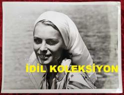 YEŞİLÇAM'IN YILDIZI HÜLYA KOÇYİĞİT'İN ORİJİNAL BÜYÜK BOY FOTOĞRAFI  - 24 x 18 cm EBADINDA - HÜLYA KOÇYİĞİT BEYAZ BAŞÖRTÜSÜYLE GÜLÜMSEYEREK KADRAJA POZ VERİRKEN ÇEKİLMİŞ BİR KARE