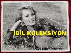 YEŞİLÇAM'IN YILDIZI HÜLYA KOÇYİĞİT'İN ORİJİNAL BÜYÜK BOY FOTOĞRAFI  - 24 x 18 cm EBADINDA - HÜLYA KOÇYİĞİT DERİ CEKETİ İÇİNDE ÇİMENLERE UZANIP GÜLÜMSEYEREK POZ VERİRKEN ÇEKİLMİŞ NET KALİTEDE BİR FOTOĞRAF. 1970'LERDEN...ÜNSAL BOZKURT