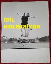 YEŞİLÇAM'IN YILDIZI HÜLYA KOÇYİĞİT'İN ORİJİNAL BÜYÜK BOY FOTOĞRAFI  - 24 x 18 cm EBADINDA - HÜLYA KOÇYİĞİT KUMSALDA HAVAYA ZIPLAYARAK POZ VERİRKEN ÇEKİLMİŞ BİR KARE
