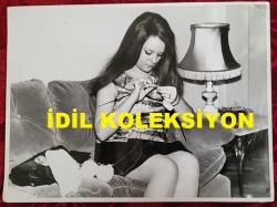 YEŞİLÇAM'IN YILDIZI HÜLYA KOÇYİĞİT'İN ORİJİNAL BÜYÜK BOY FOTOĞRAFI  - 24 x 18 cm EBADINDA - HÜLYA KOÇYİĞİT EVİNDE EL İŞİ YAPARKEN ÇEKİLMİŞ NET KALİTEDE BİR FOTOĞRAF. 1960'LAR