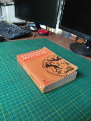 Antik Yunan'da Mitoloji. Masallar ve Söylenceler: Olympos'tan Hades'e, Parnassos'tan Elysion Bahçeleri'ne Savaşlarla Dinselliğin İç İçe Geçtiği Söylen