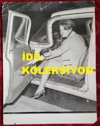 YEŞİLÇAM'IN YILDIZI HÜLYA KOÇYİĞİT'İN ORİJİNAL BÜYÜK BOY FOTOĞRAFI  - 24 x 18 cm EBADINDA - HÜLYA KOÇYİĞİT OTOMOBİLİNİN KAPISINI AÇIP GÜLÜMSEYEREK POZ VERİRKEN ÇEKİLMİŞ BİR KARE. (AÇIKLAMAYI OKUYUNUZ)