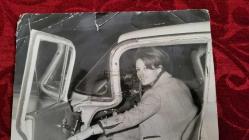 YEŞİLÇAM'IN YILDIZI HÜLYA KOÇYİĞİT'İN ORİJİNAL BÜYÜK BOY FOTOĞRAFI  - 24 x 18 cm EBADINDA - HÜLYA KOÇYİĞİT OTOMOBİLİNİN KAPISINI AÇIP GÜLÜMSEYEREK POZ VERİRKEN ÇEKİLMİŞ BİR KARE. (AÇIKLAMAYI OKUYUNUZ)