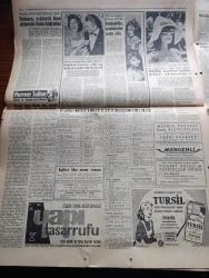 Hürriyet Gazetesi - Turkish Newspaper - 27 Haziran 1960 - Gençlik Dün Spor bayramını kutladı fotoğraflar - 19 Mayıs Spor ve Gençlik Bayramı Ankara 19 Mayıs stadında Harp okulu öğrencilerinin Hürriyet mücadelesinin nasıl yapıldığını canlandıran gösterisi fotoğraf - gençlik Ata'nın kendilerine olan hitabına 33 yıl sonra cevap verdi -  Cemal Gürsel Bayram yeni bir Kurtuluş hamlesi ile ulvileşti dedi - İsmet inönü'yü öldürmek isteyenlerden 45'i Dün yakalandı - İzmir'de dün muhteşem bir miting yapıldı ve hürriyet andı içildi fotoğraf - Sabık Çanakkale mebuslarından Ahmet Hamdi Sezen de yakalandı - Gürsel Kupası Beşiktaş dün Feriköy'ü 2-0 mağlup etti fotoğraf - kırkpınar'da İbrahim karabacak başpehlivan oldu fotoğraf - Zeki Müren Tepebaşı bahçesinde - Fenerbahçe Kongresi Dün yapıldı - Sophia Loren altı ay daha Londra'da kalacak - Hürrem Sultan yazan Feridun Fazıl Tülbentçi Yazı Dizisi - Gregory Peck ve Anthony Quinn yaralandılar - Gökler hakimi gordon karikatür - Fatoş karikatür