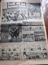 Hürriyet Gazetesi - Turkish Newspaper - 27 Haziran 1960 - Gençlik Dün Spor bayramını kutladı fotoğraflar - 19 Mayıs Spor ve Gençlik Bayramı Ankara 19 Mayıs stadında Harp okulu öğrencilerinin Hürriyet mücadelesinin nasıl yapıldığını canlandıran gösterisi fotoğraf - gençlik Ata'nın kendilerine olan hitabına 33 yıl sonra cevap verdi -  Cemal Gürsel Bayram yeni bir Kurtuluş hamlesi ile ulvileşti dedi - İsmet inönü'yü öldürmek isteyenlerden 45'i Dün yakalandı - İzmir'de dün muhteşem bir miting yapıldı ve hürriyet andı içildi fotoğraf - Sabık Çanakkale mebuslarından Ahmet Hamdi Sezen de yakalandı - Gürsel Kupası Beşiktaş dün Feriköy'ü 2-0 mağlup etti fotoğraf - kırkpınar'da İbrahim karabacak başpehlivan oldu fotoğraf - Zeki Müren Tepebaşı bahçesinde - Fenerbahçe Kongresi Dün yapıldı - Sophia Loren altı ay daha Londra'da kalacak - Hürrem Sultan yazan Feridun Fazıl Tülbentçi Yazı Dizisi - Gregory Peck ve Anthony Quinn yaralandılar - Gökler hakimi gordon karikatür - Fatoş karikatür