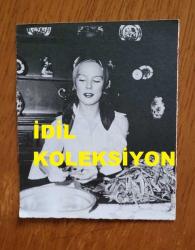 YEŞİLÇAM'IN YILDIZI HÜLYA KOÇYİĞİT'İN ORİJİNAL AJANS-BASIN FOTOĞRAFI (KAĞIT BASKI) - 11 x 9 cm EBADINDA - HÜLYA KOÇYİĞİT, FASÜLYE DOĞRARKEN ÇEKİLMİŞ BİR KARE